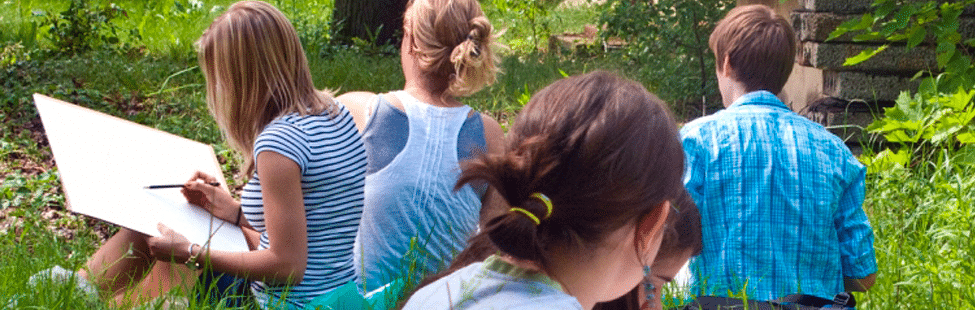 Jugendliche malen in der Natur, Rückansichten