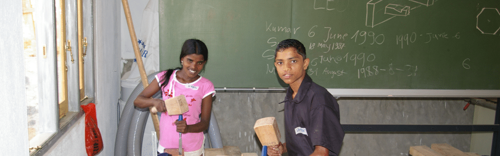 Kinder mit Meißeln in Schulwerkstatt in Sri Lanka