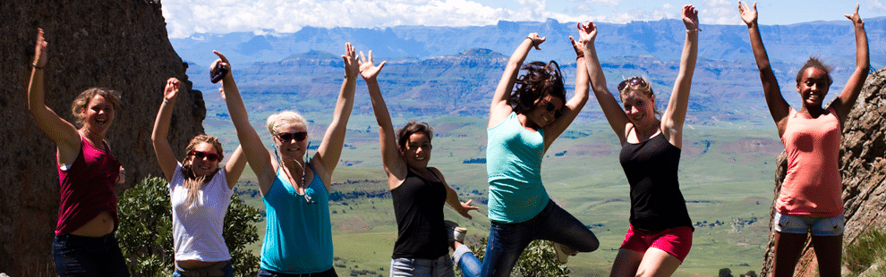 Luftsprung Jugendlicher in Bergen Südafrikas