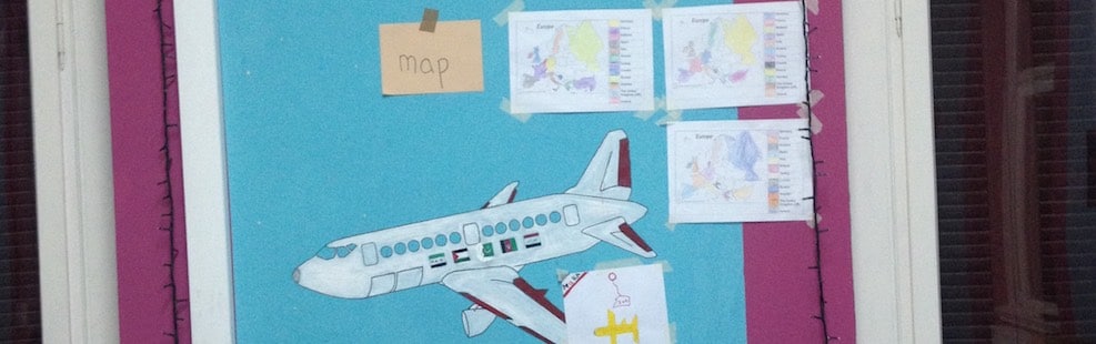 gemaltes Flugzeug mit Landkarten