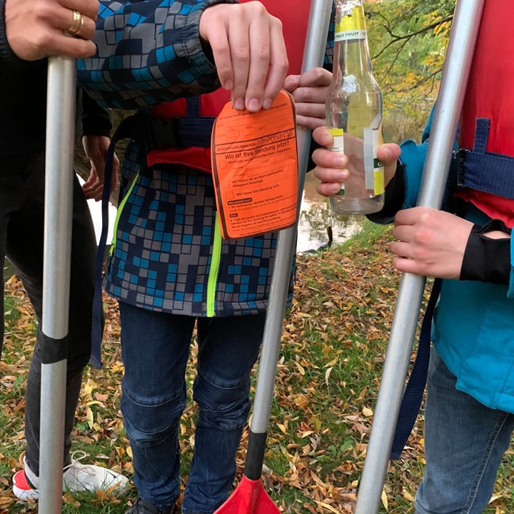 Spree-Bären zeigen gefundene Flaschenpost und Inhalt: Paketinfozettel "wo ist Ihre Sendung?"