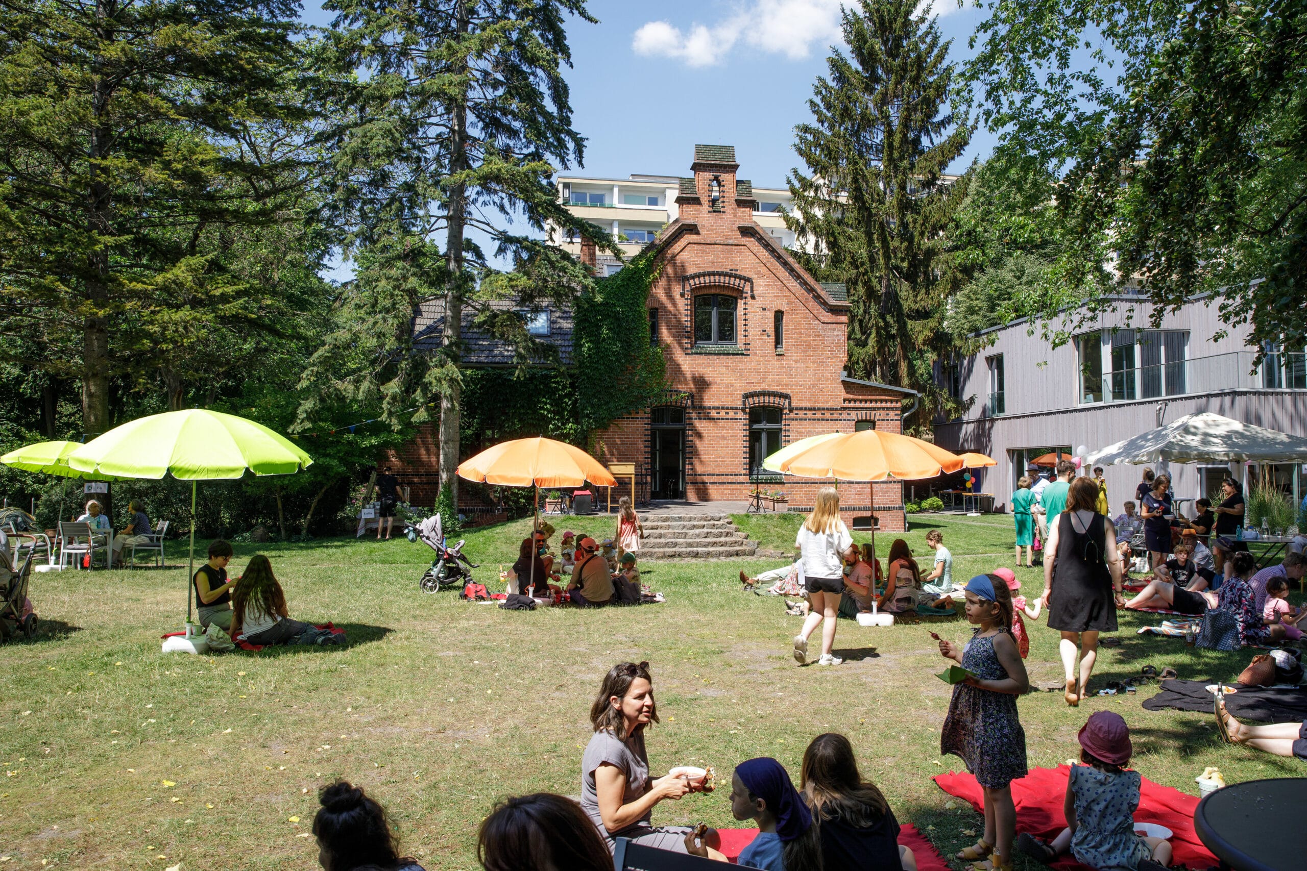 Sommerfest 2022- Familien unter Sonnenschirmen